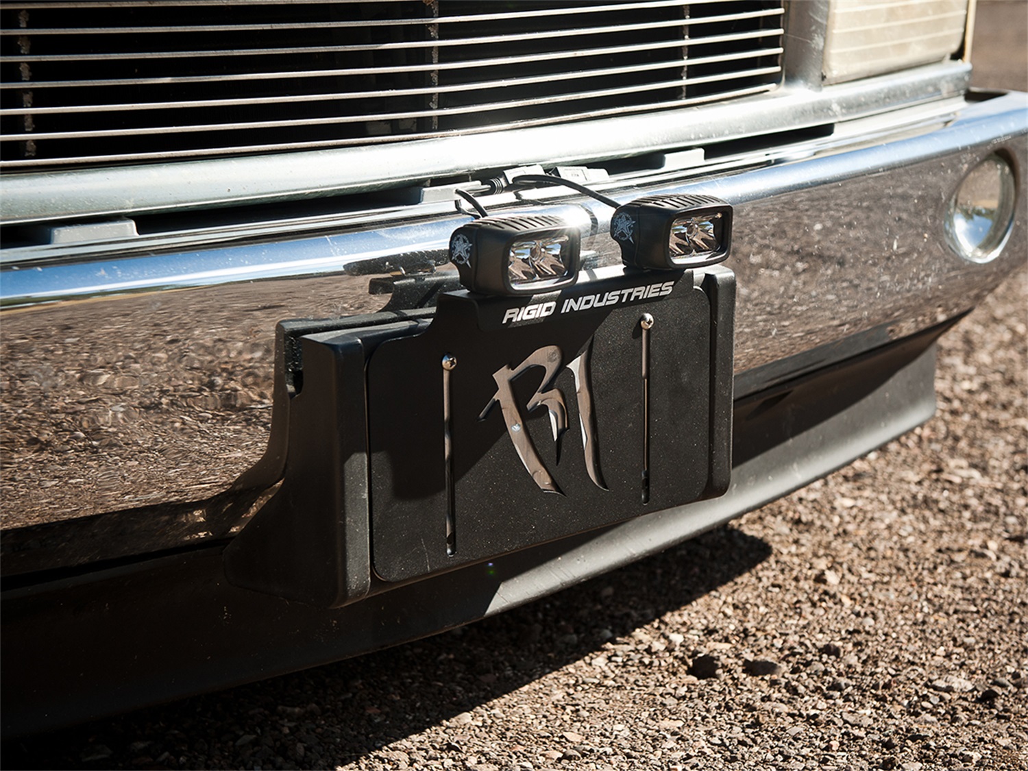 Кронштейн крепления номерного знака камаз нео. Рамка номера с кронштейном под фары на 2105. Кронштейн для дополнительных фар под номер номер на ниву шевроле. Крепления под фар. Рамка номера с кронштейном под фары на 2105.